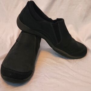 CLARKS Women’s Size 7 m Black Leather Slip On Shoes. Comfy